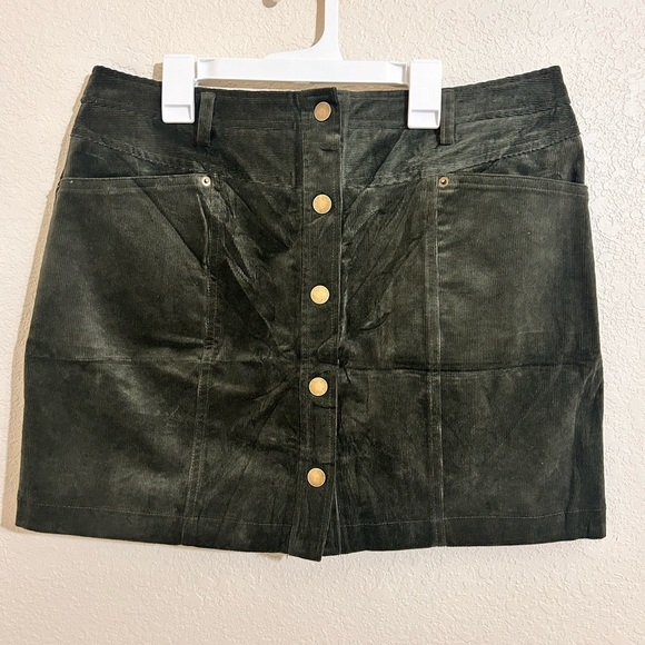 Lulus  Olive green corduroy miniskirt with a charming feel
Lulus - Picture 3 of 10
